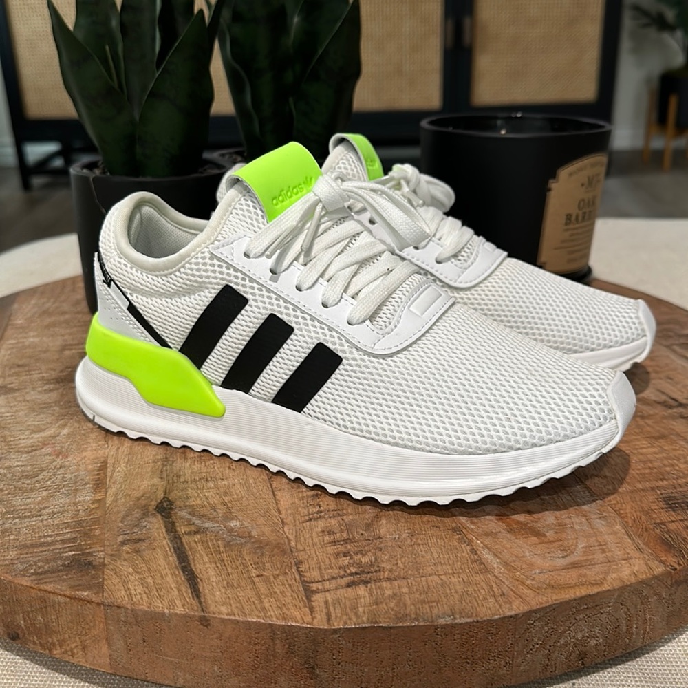 U_Path White Black Green Youth 5.5 (fits Women 7)
